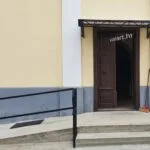 jednostavan primjer natkrivenog ulaza s ornamentima