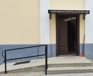 jednostavan primjer natkrivenog ulaza s ornamentima