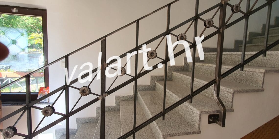 unutarnja metalna ograda s ornamentima