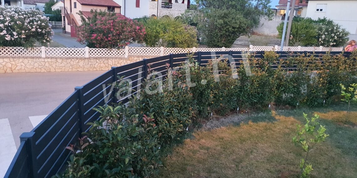 Zakrivljena metalna ograda