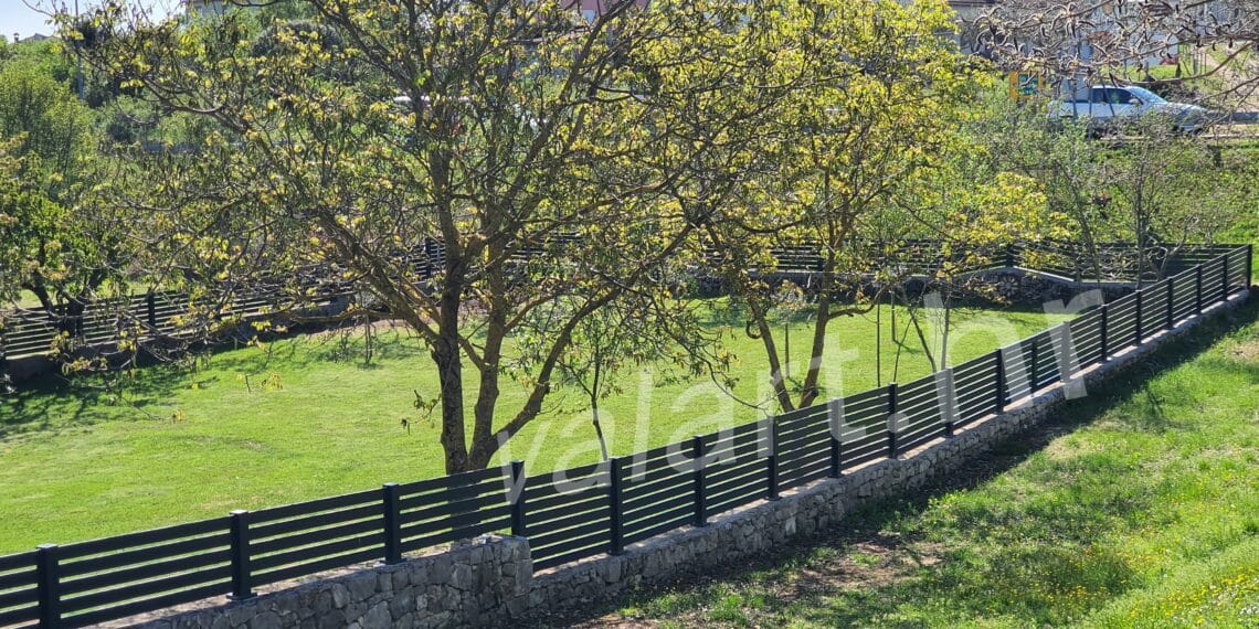 duga dvorišna metalna ograda simple