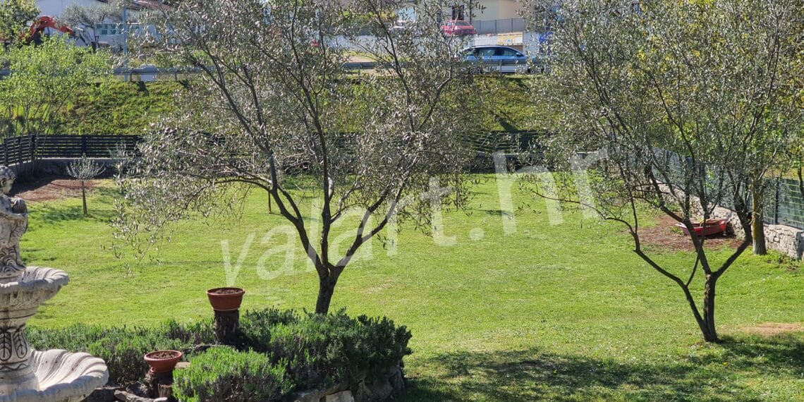 duga dvorišna metalna ograda simple