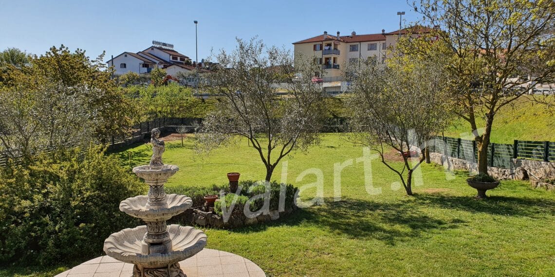 duga dvorišna metalna ograda simple