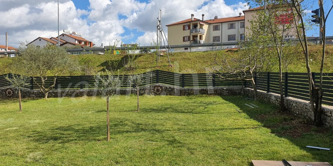 duga dvorišna metalna ograda simple