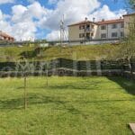 duga dvorišna metalna ograda simple