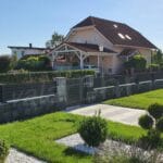 duga dvorišna metalna ograda simple