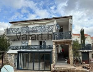 Zanimljiv moderan geometrijski dizajn ograda balkon boja antracit