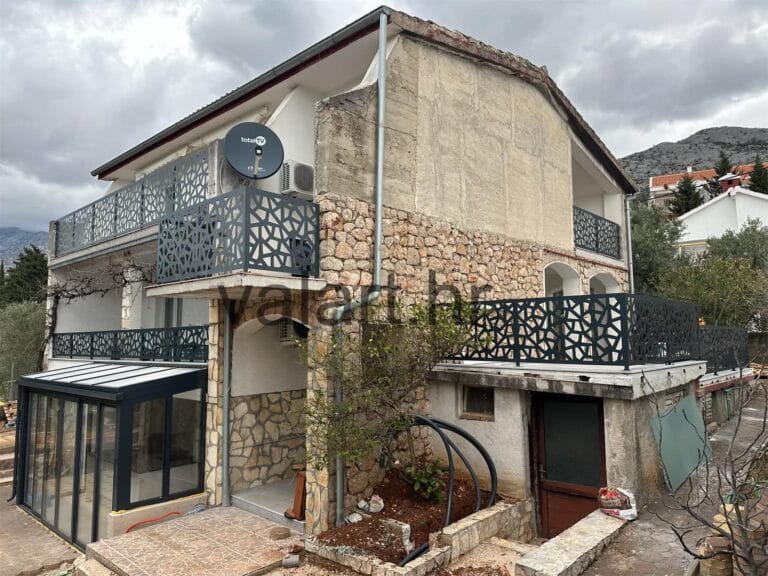 Zanimljiv moderan geometrijski dizajn ograda balkon boja antracit geometrijski