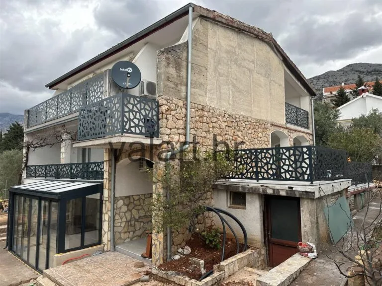 Zanimljiv moderan geometrijski dizajn ograda balkon boja antracit geometrijski