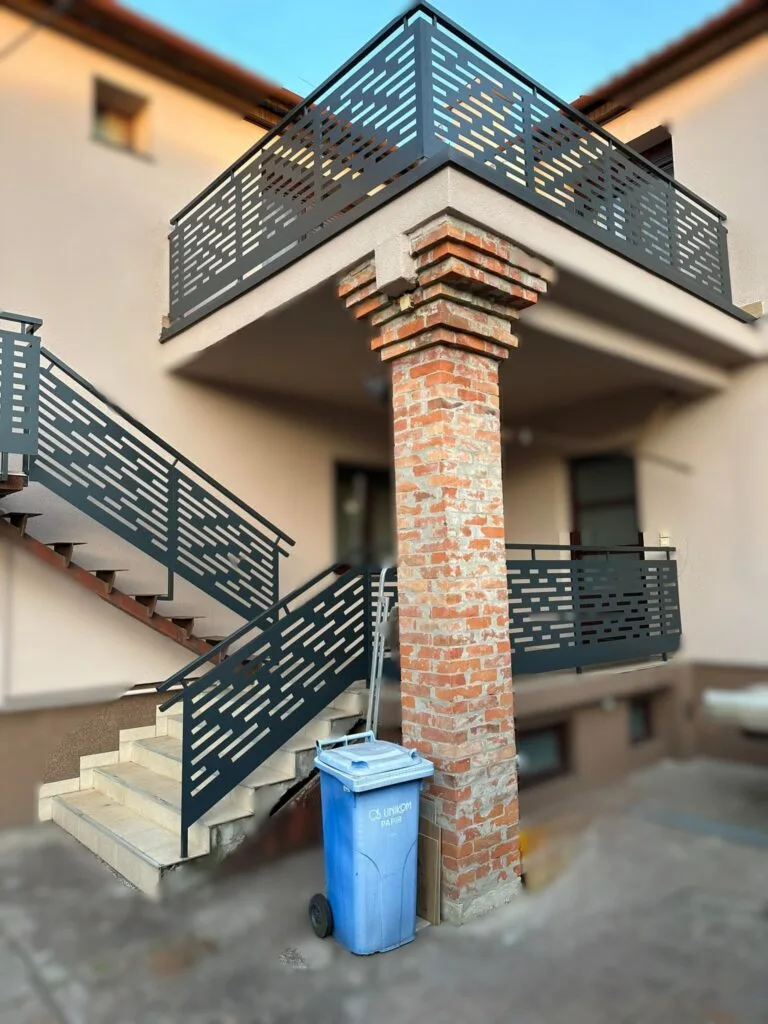 Zanimljiv moderan metalni dizajn balkon ograda