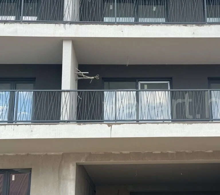 Jednostavan linijski dizajn ograda balkon boja antracit tanke linije