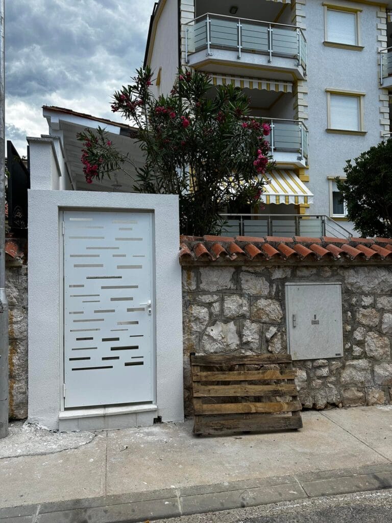 Lasersko rezanje dvorišna vrata dizajn horizontalne rupe bijela boja