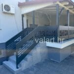 ograda ispod nadstrešnice