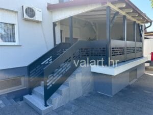 ograda ispod nadstrešnice