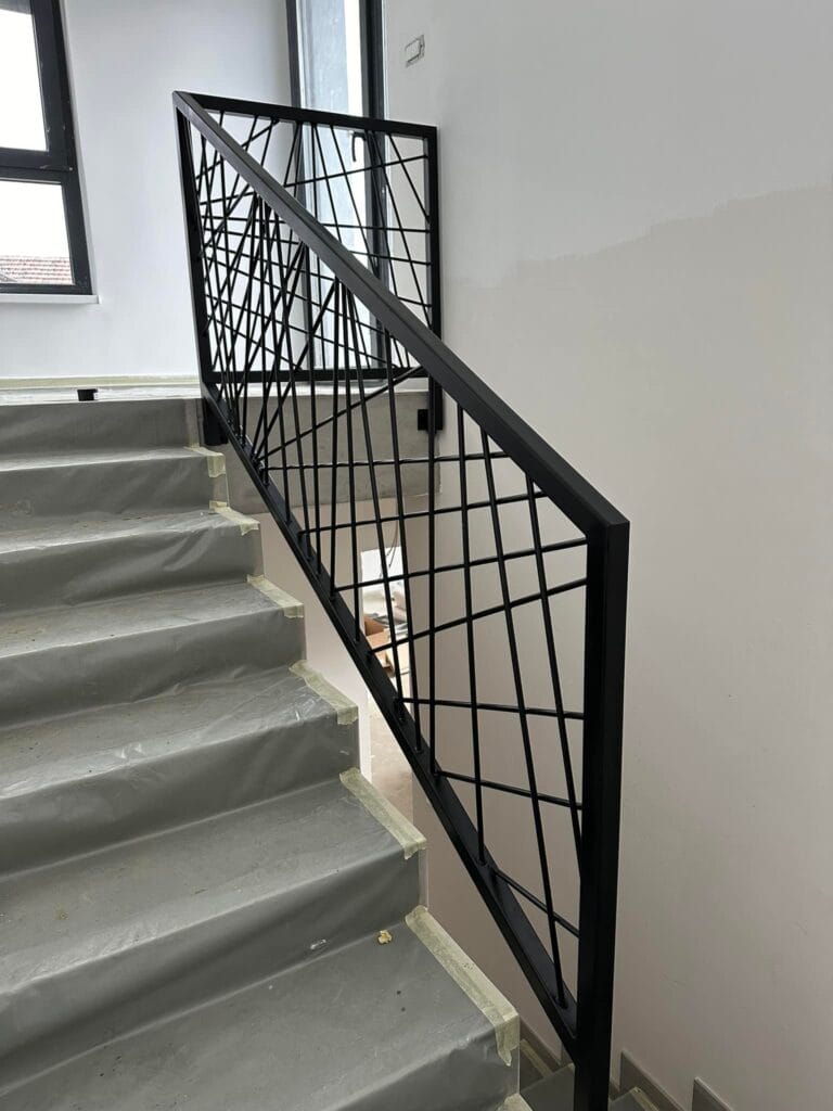 unutarnja metalna ograda dizajn geometrijski linijski stubište antracit u boji