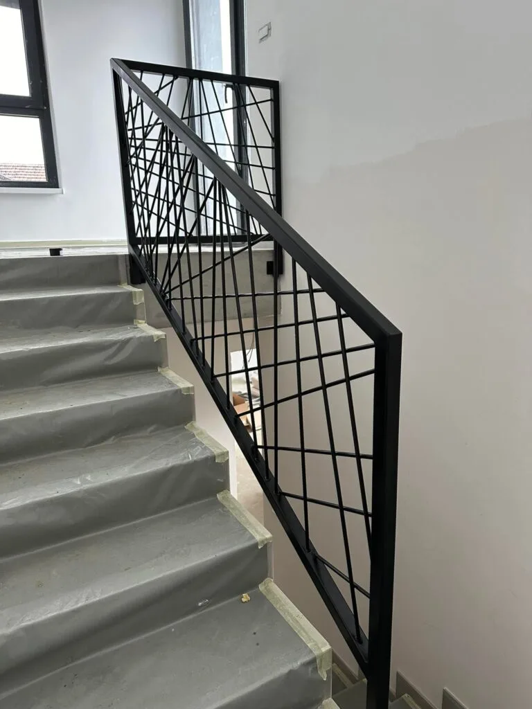 unutarnja metalna ograda dizajn geometrijski linijski stubište antracit u boji