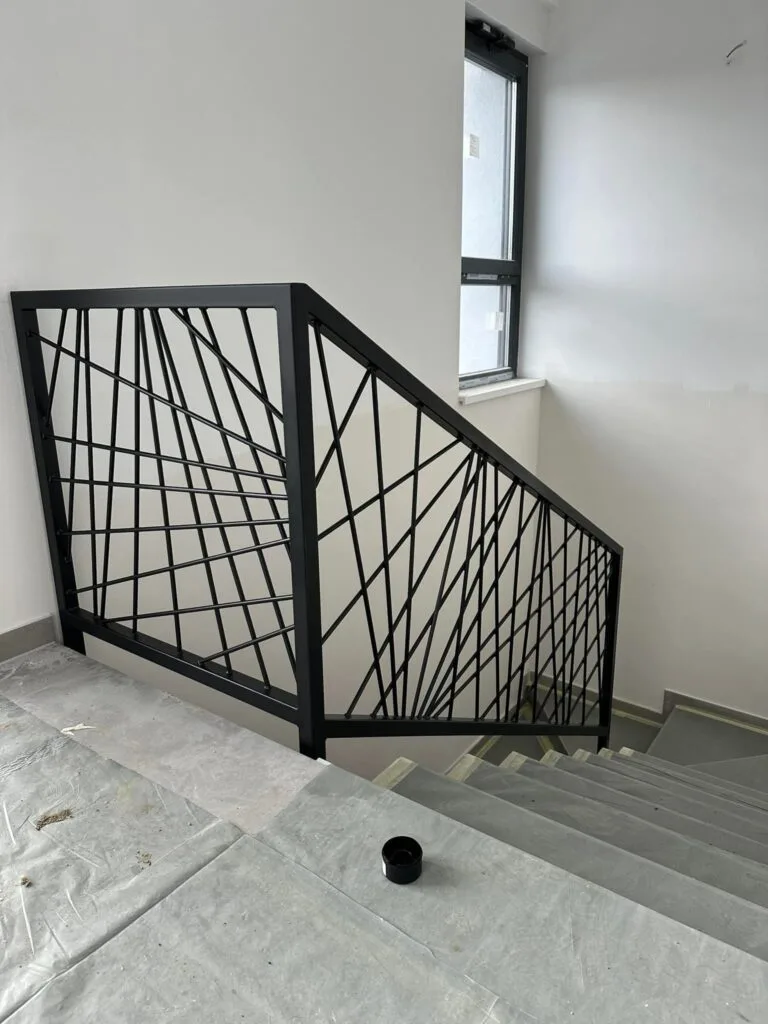unutarnja metalna ograda dizajn geometrijski linijski stubište antracit u boji
