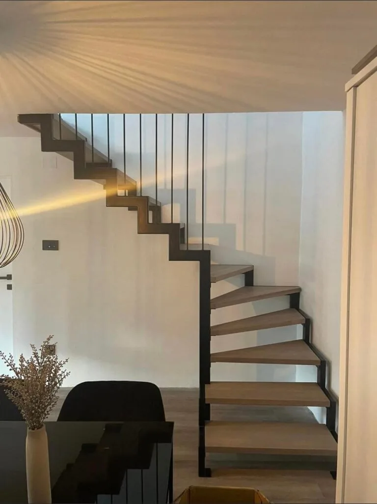 unutarnja metalna ograda dizajn geometrijski linijski stubište antracit u boji