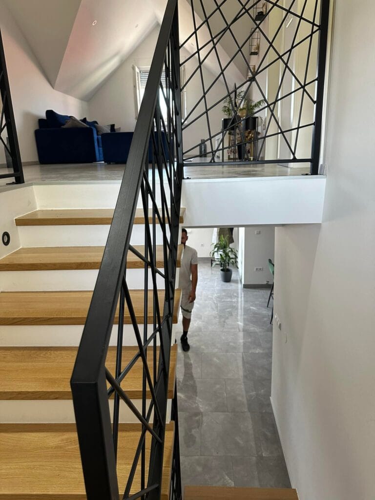 unutarnja metalna ograda dizajn geometrijski linijski stubište antracit u boji