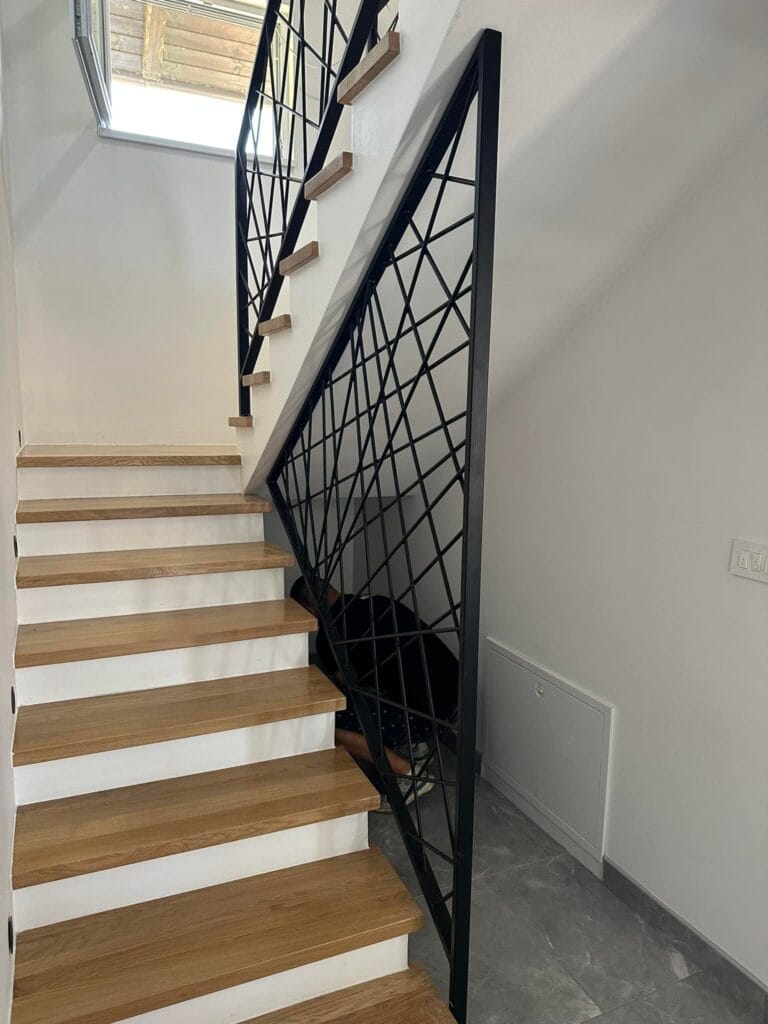 unutarnja metalna ograda dizajn geometrijski linijski stubište antracit u boji