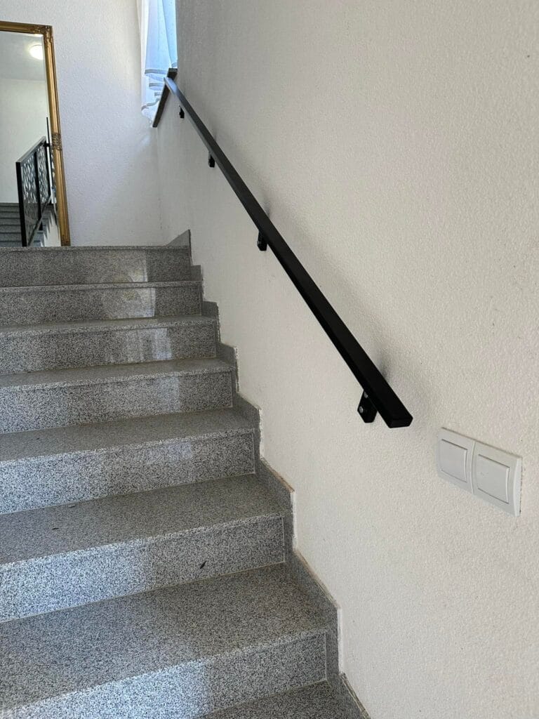 unutarnja metalna ograda dizajn geometrijski linijski minimalistički stubište antracit u boji jednostavni