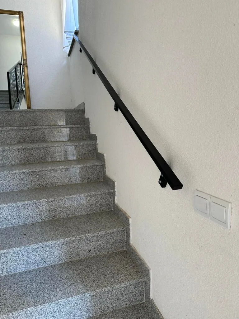 unutarnja metalna ograda dizajn geometrijski linijski minimalistički stubište antracit u boji jednostavni