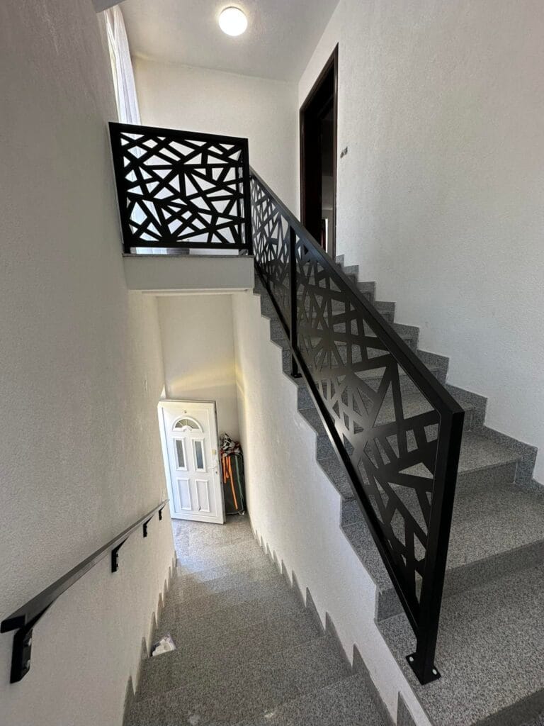 unutarnja metalna ograda dizajn geometrijski linijski stubište antracit u boji