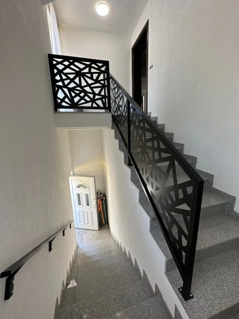 unutarnja metalna ograda dizajn geometrijski linijski stubište antracit u boji