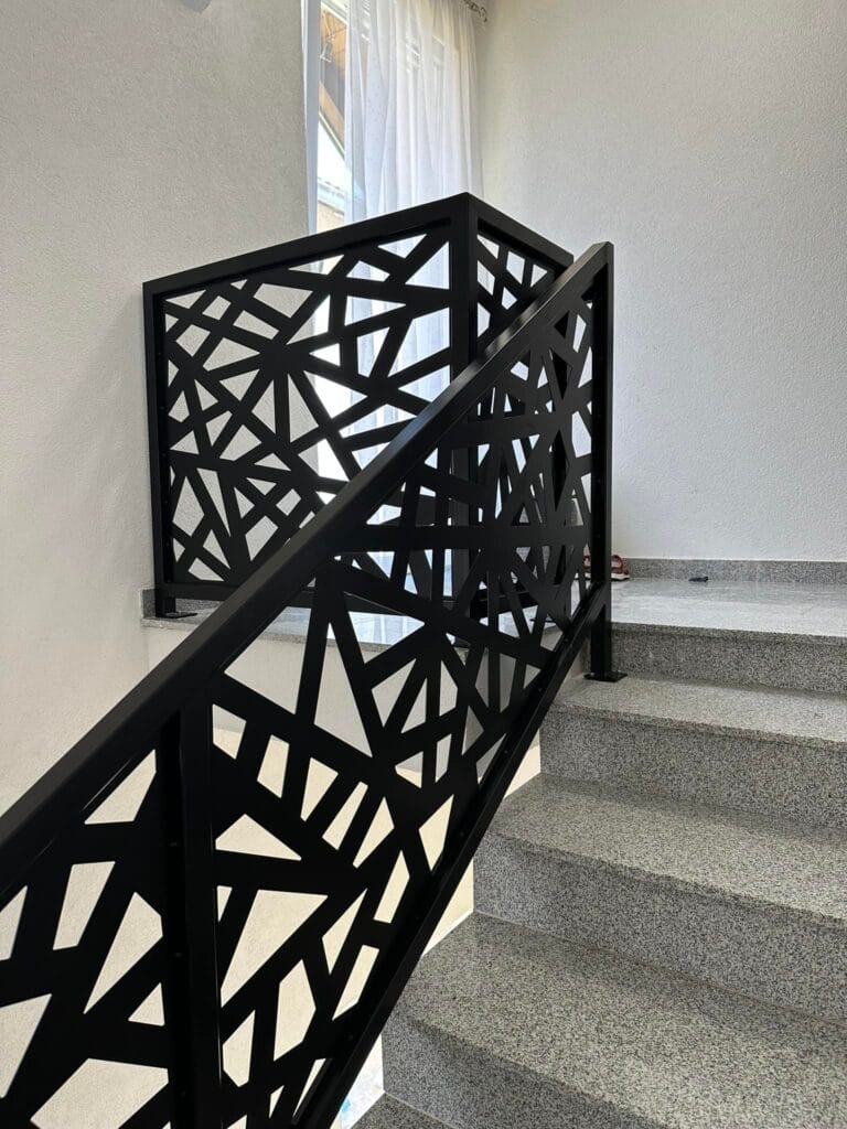 unutarnja metalna ograda dizajn geometrijski linijski stubište antracit u boji