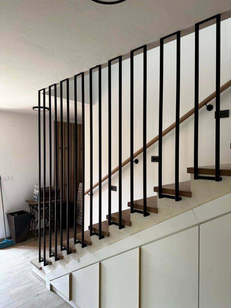 unutarnja metalna ograda dizajn geometrijski linijski minimalistički stubište antracit u boji