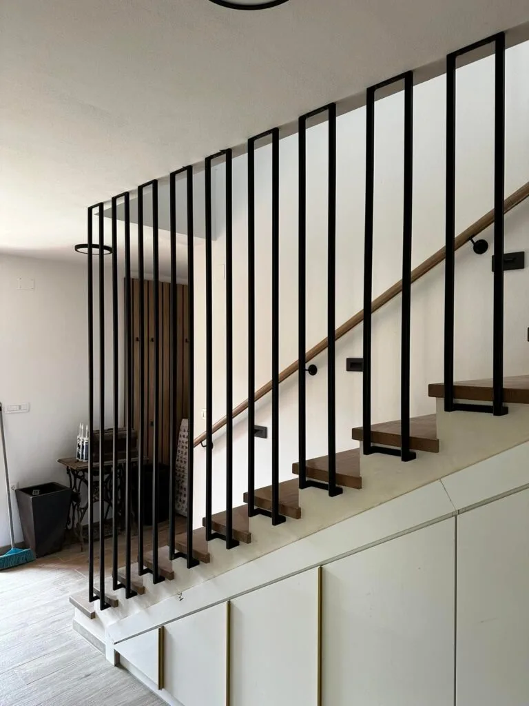 unutarnja metalna ograda dizajn geometrijski linijski minimalistički stubište antracit u boji