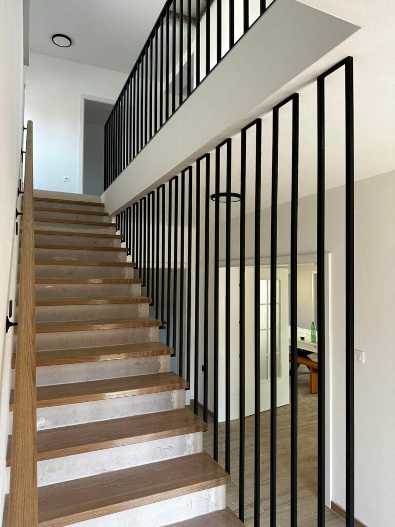 unutarnja metalna ograda dizajn geometrijski linijski minimalistički stubište antracit u boji