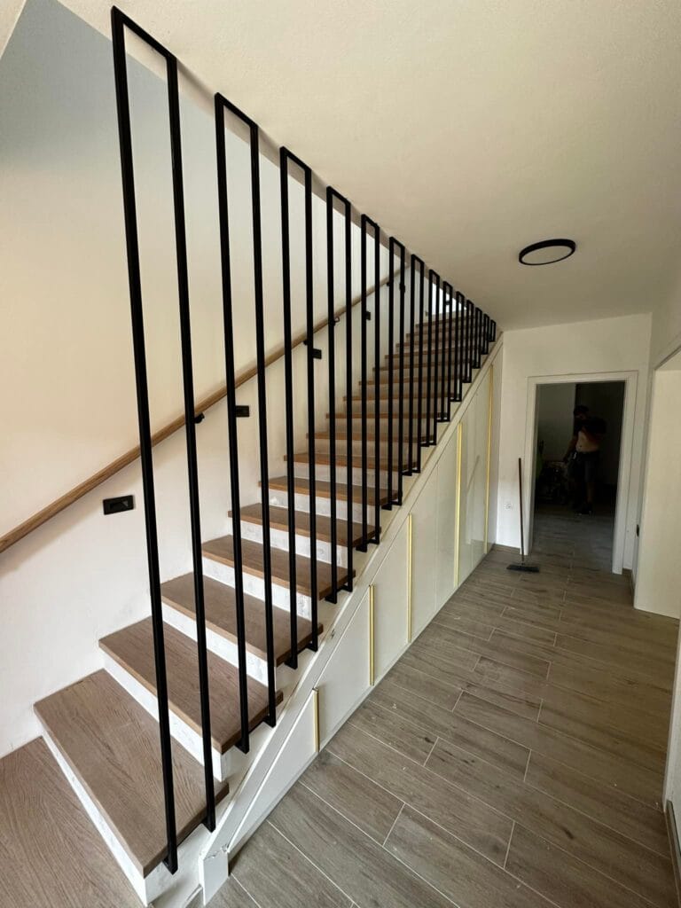 unutarnja metalna ograda dizajn geometrijski linijski minimalistički stubište antracit u boji