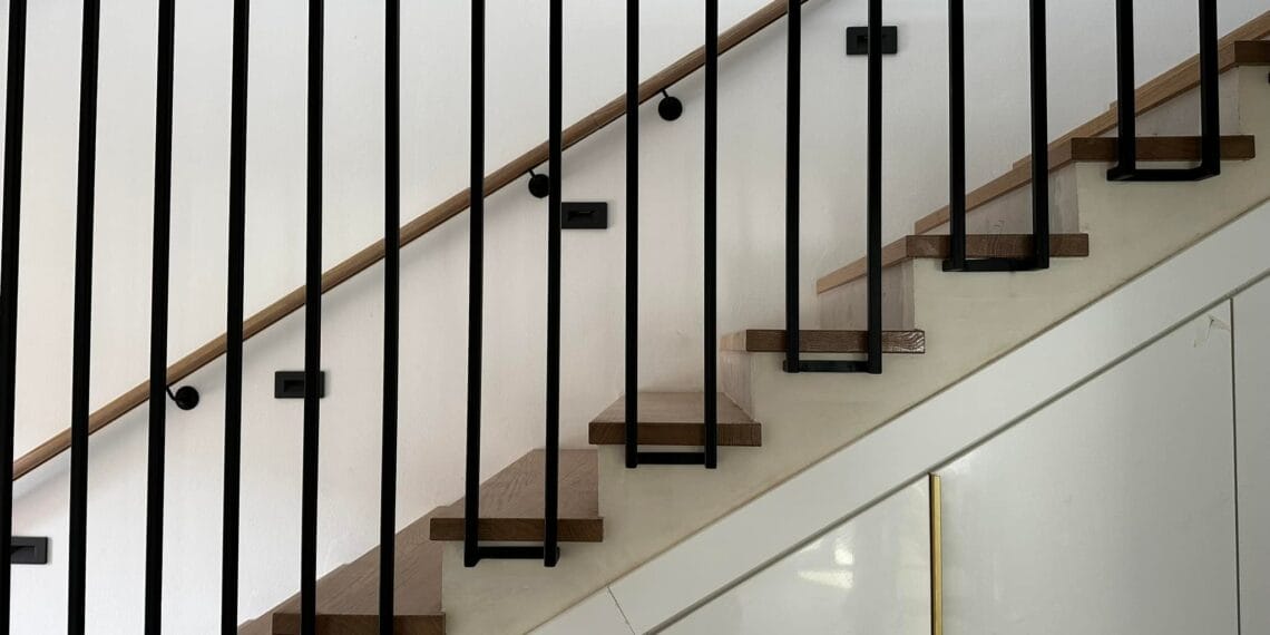 unutarnja metalna ograda dizajn geometrijski linijski minimalistički stubište antracit u boji