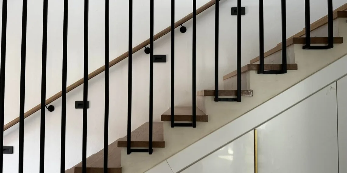 unutarnja metalna ograda dizajn geometrijski linijski minimalistički stubište antracit u boji