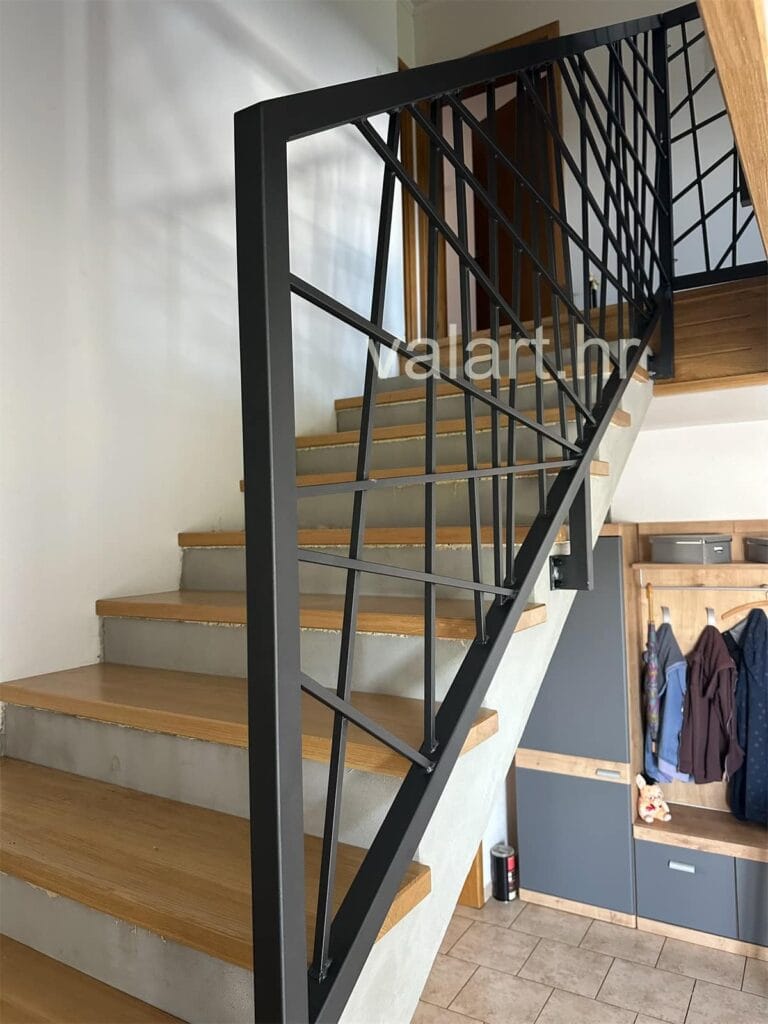 unutarnja metalna ograda dizajn geometrijski linijski stubište antracit u boji