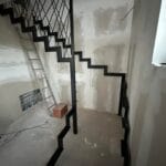 konstrukcija unutarnja metalna ograda dizajn geometrijski linijski stubište antracit u boji