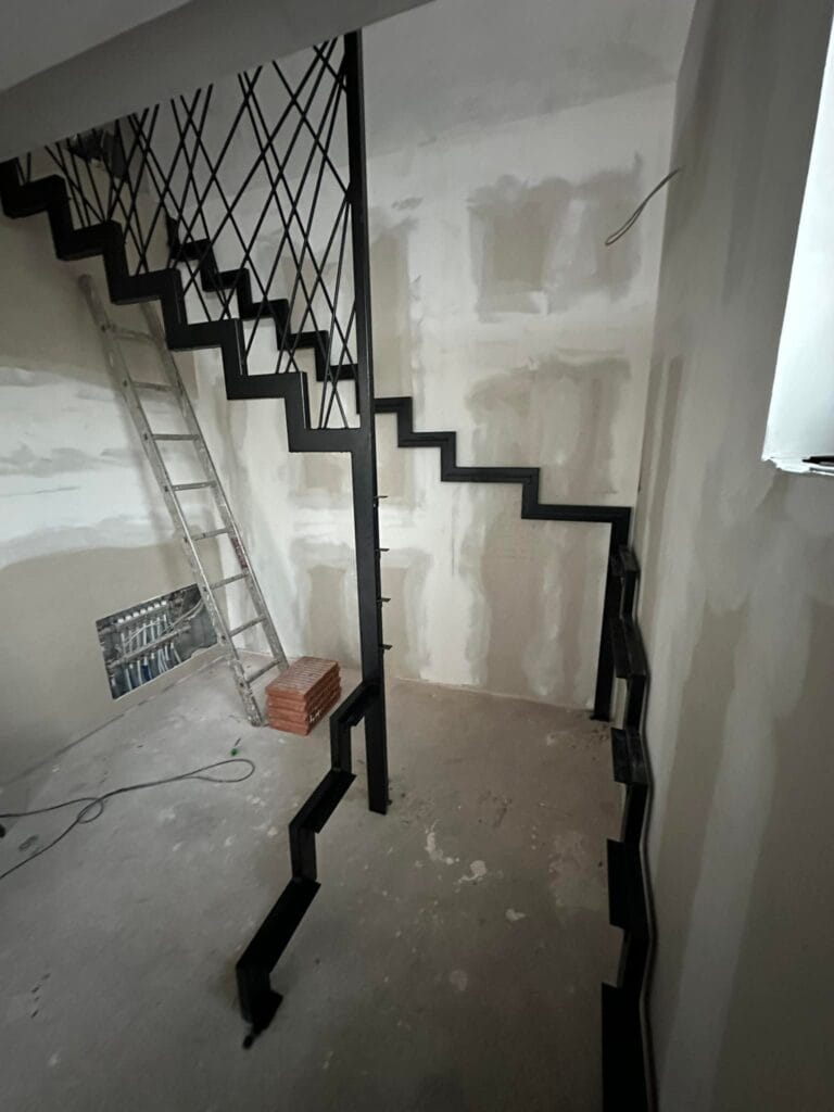 konstrukcija unutarnja metalna ograda dizajn geometrijski linijski stubište antracit u boji