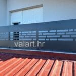 balkonska metal ograda s horizontalnim rupama prugama