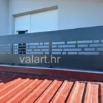 balkonska metal ograda s horizontalnim rupama prugama
