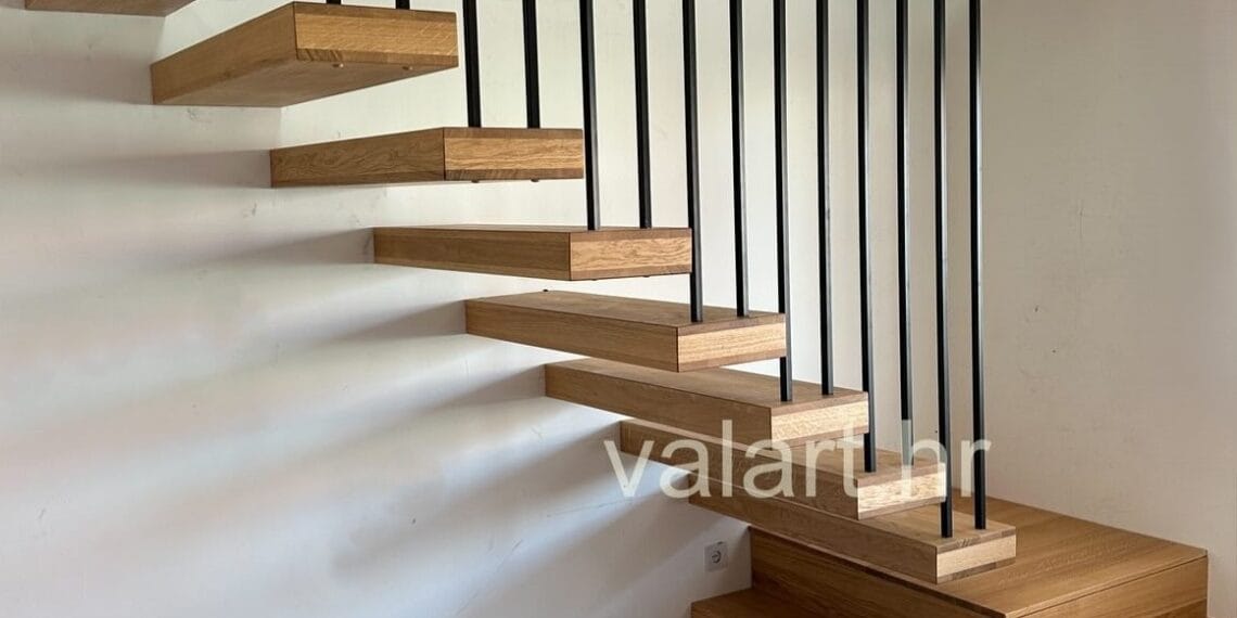 elegantno unutarnje metalno stubište sa lebdećim gazištem od drva