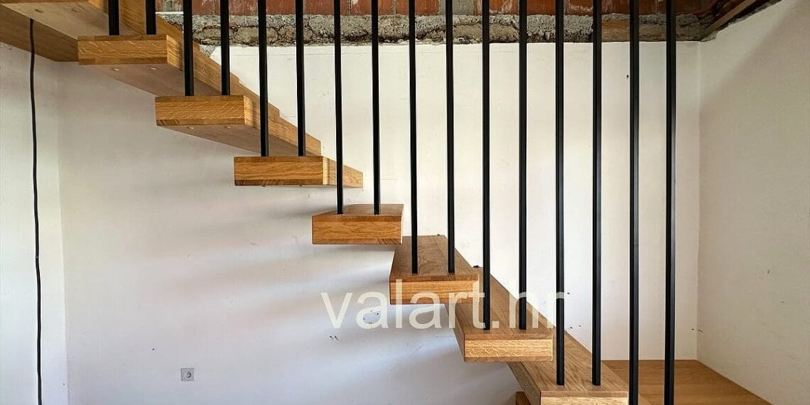 elegantno unutarnje metalno stubište sa lebdećim gazištem od drva