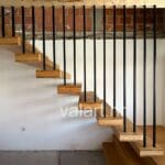 elegantno unutarnje metalno stubište sa lebdećim gazištem od drva