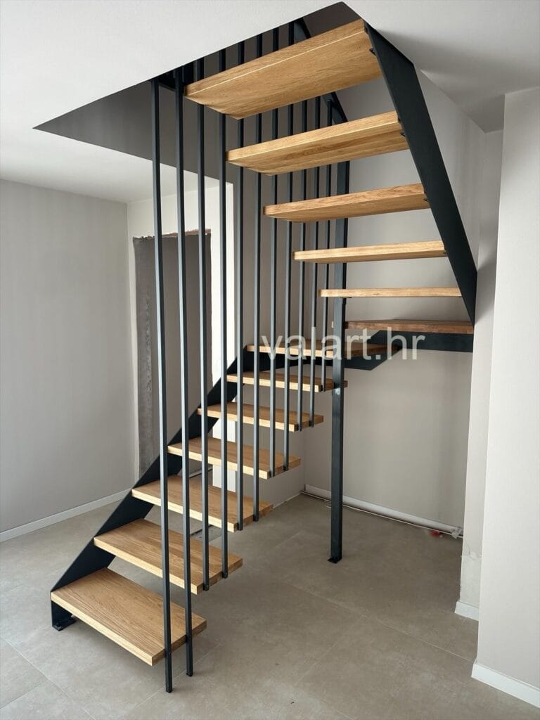 unutarnje metalno stubište sa gzištem od drva