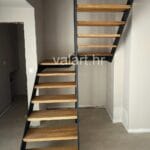 unutarnje metalno stubište sa gzištem od drva