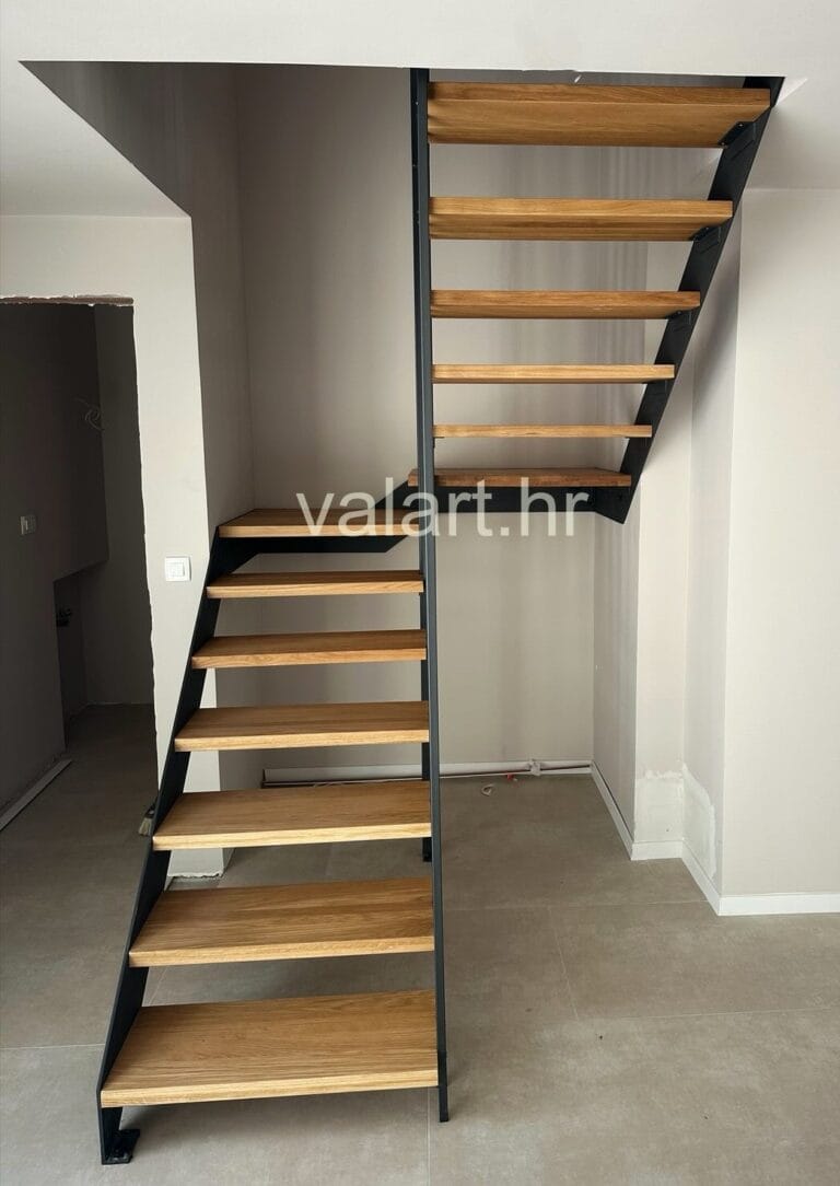 unutarnje metalno stubište sa gzištem od drva