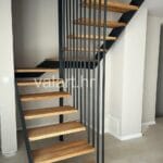 unutarnje metalno stubište sa gzištem od drva