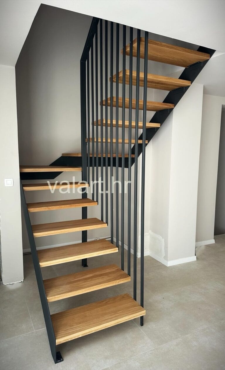 unutarnje metalno stubište sa gzištem od drva