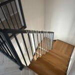 unutarnje metalno stubište sa gzištem od drva