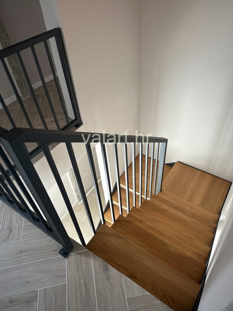 unutarnje metalno stubište sa gzištem od drva